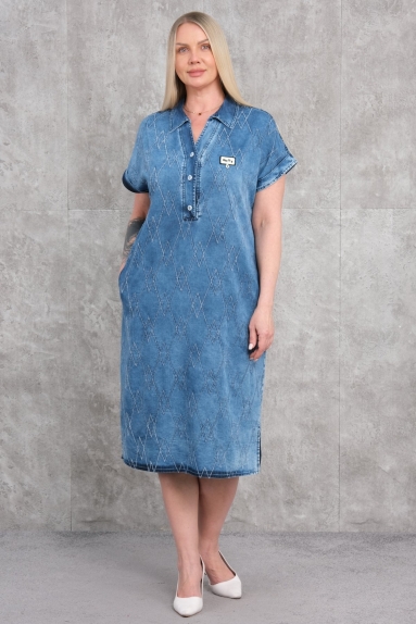  This product is a plus size womens denim dress in blue. The fabric composition is 95% cotton and 5% lycra. The size options are 42, 44, 46, and 48. This plus size dress worn by the model offers both comfort and elegance. The front part features a buttoned opening and is enriched with geometric patterns. The short-sleeved design provides a cooler wear in the summer, while the side pockets add practicality. This dress is suitable for daily wear, as well as for special occasions.