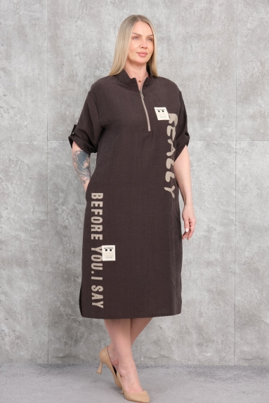  This product is a plus-size womens casual dress. Available in brown, this dress comes in sizes 42, 44, 46, and 48. The fabric content is 80% cotton and 20% polyester, making it comfortable and ideal for daily wear. The front features zipper details and modern text prints. The sleeves can be rolled up, and it has a relaxed fit. The back is plain and straight, providing a stylish look.