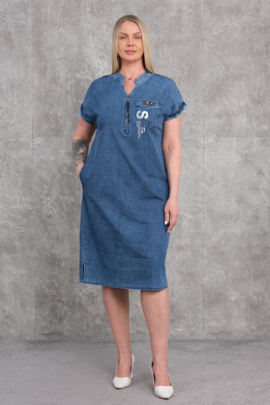 This plus-size womens denim dress stands out with its modern design and comfortable fit. Designed in blue, the dress is available in sizes 42, 44, 46, and 48. With a fabric content of 95% Cotton and 5% Lycra, it is both breathable and stretchy, making it extremely comfortable for daily wear. The dress, which is knee-length, features decorative zipper details on the front and has a short-sleeve design, adding a casual elegance to the outfit. The back is simply and plainly designed.