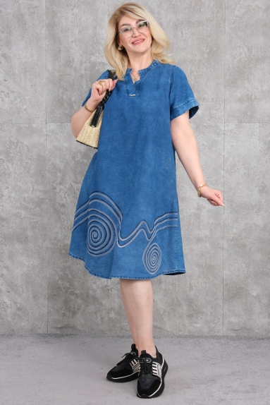  Этот продукт представляет собой повседневное платье для женщин больших размеров. Платье синего цвета, изготовлено из 100% хлопка. Размеры доступны: 42, 44, 46 и 48. На передней части платья есть стильный узор с круговыми линиями. Оно удобно и идеально подходит для повседневного использования. Вид сзади простой и элегантный.