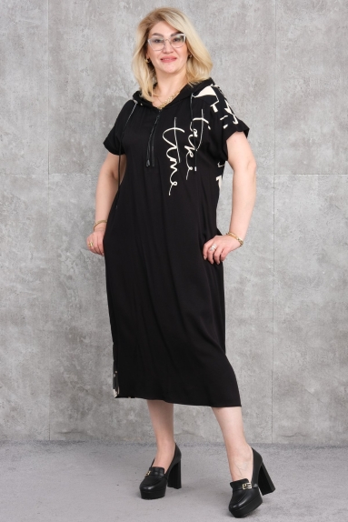  Это черное спортивное платье для женщин больших размеров сочетает в себе элегантность и комфорт. Платье имеет капюшон и белые надписи на передней стороне. На спине — абстрактный узор. Изготовлено из смеси хлопка, полиэстера и лайкры (75% хлопок, 20% полиэстер, 5% лайкра), что обеспечивает воздухопроницаемость и гибкость. Доступны размеры 42, 44, 46 и 48.
