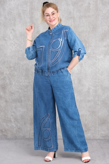  Это женское платье большого размера из денима - удобный и стильный выбор. Передняя часть платья украшена привлекательным узором. Платье сделано из 100% хлопка, что обеспечивает дышащую ткань и комфорт в летние месяцы. Синий цвет делает его универсальным для любого случая, доступно в размерах 42, 44, 46 и 48. Длинный и широкий крой позволяет свободно двигаться. Декоративные пуговицы на рукавах добавляют платью элегантности.