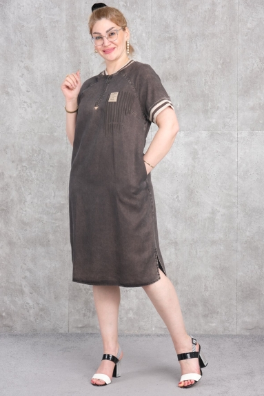  Это женское джинсовое платье большого размера предлагает элегантность, подходящую для любого стиля. Оно выделяется своим темно-коричневым цветом. Размеры: 42, 44, 46 и 48. Сделано из 100% хлопковой ткани, это обеспечивает комфортное ношение. Двухцветные детали на манжетах рукава и маленький карман на груди добавляют эстетичный штрих. Дизайн подходит для повседневного использования и модно стильный.
