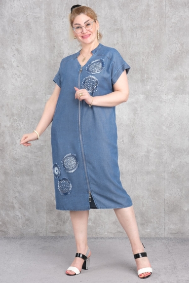  Это платье для женщин больших размеров выполнено из джинсовой ткани синего цвета. Платье полностью изготовлено из 100% хлопка, что обеспечивает комфорт при носке. Платье имеет молнию спереди, что облегчает его надевание и снятие. Оно украшено нашивками и вышивкой на груди. Платье с короткими рукавами и длиной ниже колена подходит как для элегантного, так и для повседневного использования. Доступные размеры: 42, 44, 46 и 48. 