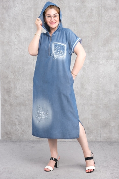  Это платье из денима для женщин больших размеров представлено в красивом синем цвете и доступно в четырех размерах: 42, 44, 46 и 48. Оно полностью изготовлено из 100% хлопка, обеспечивая отличный комфорт. На передней части платья расположен декоративный карман с вышивкой, добавляющий уникальности. Капюшон придает ему спортивный, но стильный вид. Кроме того, по бокам платья имеются разрезы, обеспечивающие легкость движения. Это платье идеально подходит для тех, кто ищет комфортный и стильный вариант.