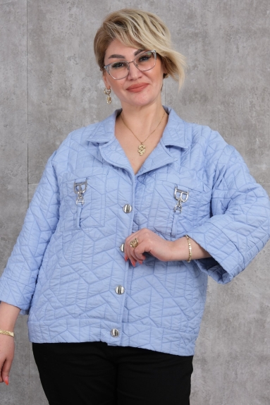  هذا المنتج عبارة عن سترة رياضية قصيرة زرقاء مصممة خصيصًا للنساء ذات الحجم الكبير. مثالية للاستخدام في الطقس البارد، تجمع هذه السترة بين الوظائف والأناقة. يتميز الجزء الأمامي من السترة بأزرار معدنية وجيبين بسحابات. الجزء الخلفي بسيط ومريح. متوفرة بأحجام 42، 44، 46، و48. هذه السترة مصنوعة من قماش عالي الجودة، تتكون من 80% بوليستر و20% قطن.