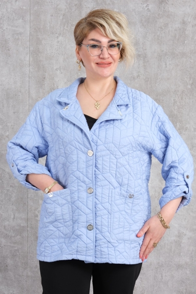  This Plus Size Womens Short Sports Jacket combines functionality and elegance. The blue color of the product provides a vibrant and energetic look. The jacket, available in plus sizes (42, 44, 46, 48), offers a wide range of comfort and fit. Made of 80% Polyester and 20% Cotton, this jacket is both lightweight and durable, ensuring long-lasting use. Featuring large buttons and two spacious pockets at the front, this jacket offers a sporty style while still being suitable for daily wear. With its modern cut and comfortable structure, this jacket will be your best companion during chilly weather.
