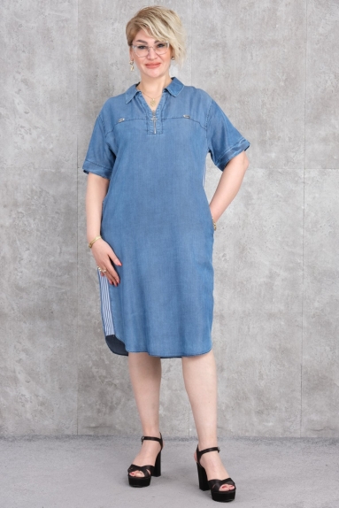  This plus-size womens denim dress comes in a charming blue color, offering both style and comfort. Available in sizes 42, 44, 46, and 48, it caters to various body types. Made from 95% cotton and 5% lycra, the fabric is stretchy and breathable. The dress features zipper details at the chest area and short sleeves, making it ideal for summer wear. The back of the dress is plain and simple, while the sides have striped details that add movement and enhance its elegance.