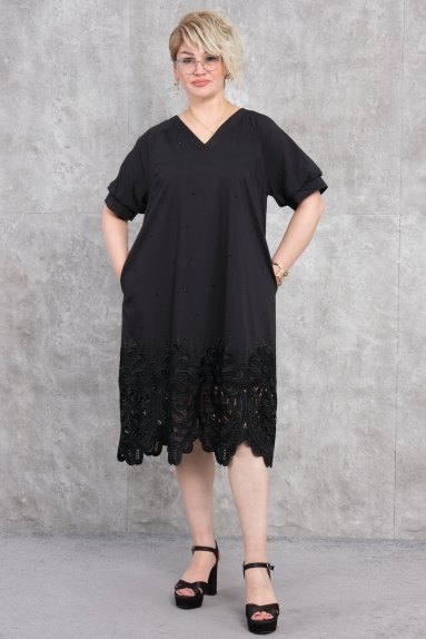  This product, as seen on the model, is a plus-size, black casual dress designed for women. The dress is available in sizes 42, 44, 46, and 48. It offers a comfortable wear with a fabric content of 75% cotton, 20% polyester, and 5% lycra. The lower part of the dress features lace details, giving it an elegant look. Additionally, with its V-neck design and short sleeves, it is suitable for daily use.