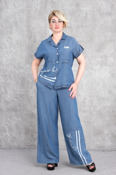  This plus size two-piece set seen on the model is a stylish and comfortable option. The color of the product is blue, offering both aesthetics and comfort. Size options are 42, 44, 46, and 48. The fabric content is 100% cotton, which is skin-friendly, breathable, and has a soft touch. The front buttoned top piece has short sleeves and a comfortable cut. The bottom piece has wide legs, providing a modern and comfortable look. With white line and text details on the front, the product is ideal for daily use.