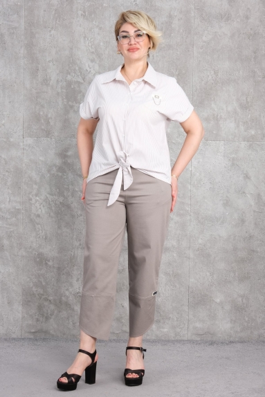  This product is designed as a plus-size womens two-piece set. The set, colored in grey, combines elegance with comfort. The top features short sleeves, button details, and a tie detail at the front. The bottom part consists of comfortable cut pants with two pockets. Available sizes are 42, 44, 46, and 48. The fabric composition includes 75% cotton, 20% polyester, and 5% lycra. This combination is suitable for everyday wear, providing a comfortable and stylish appearance.
