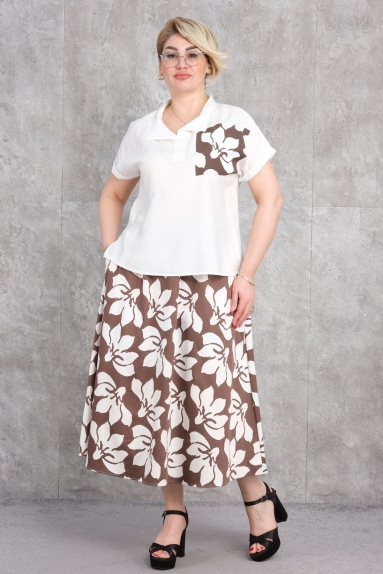 This plus-size womens two-piece set offers an elegant and comfortable look. The top is in white with a brown floral detail on the left chest area. The bottom is a wide-cut skirt style with white floral patterns on a brown background. The fabric content is 80% cotton and 20% polyester, providing both comfort and durability. Available sizes: 42, 44, 46, 48.