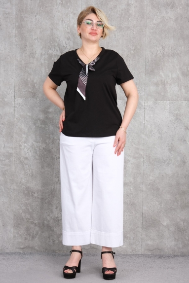  This product is a Plus Size womens two-piece set. It is black in color and available in sizes 42, 44, 46, and 48. The fabric content is 95% Cotton and 5% Lycra. The set includes a short-sleeve top and wide-leg white pants. The top features a stylish scarf detail at the neckline, offering a modern look. This comfortable and chic set is perfect for everyday wear.