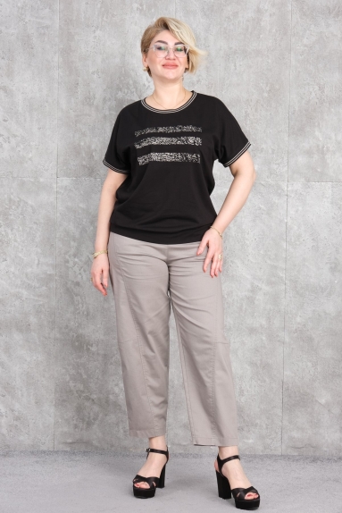  The Plus Size Womens Two-Piece Set in black offers a comfortable and stylish option for any occasion. This set is accentuated with fine line details on the chest area, combining ease of use and aesthetic appearance. Made from 95% Cotton and 5% Lycra, it offers a soft and flexible structure. Available in a wide range of sizes (50, 52, 54, 56), it caters to different body types. With its cotton composition, it is skin-friendly and breathable, making this two-piece set an ideal choice for everyday wear.