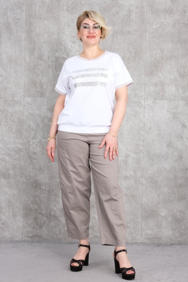  This Plus Size Womens Two-Piece Set offers a comfortable and stylish option. The set is made from a soft and breathable fabric blend of 95% cotton and 5% lycra, making it ideal for daily wear. The product is available in white and comes in four different sizes (42, 44, 46, 48). The top features a round neckline and short sleeves, offering simplicity, while the front adds elegance with stripe detailing. The bottom part is straight-cut pants, providing ease of movement. Both pieces are a perfect choice for summer wear.