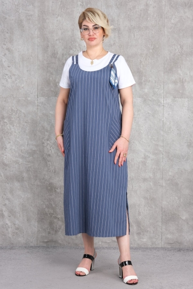  This plus-size womens dress features a stylish and modern design in blue. Accented with thin white stripes, this dress provides comfort and flexibility with its fabric content of 95% cotton and 5% lycra. Available in sizes 42, 44, 46, and 48. The front and back of the dress offer a simple and elegant look. The side pockets add both an aesthetic and functional detail. This model is perfect for everyday wear.