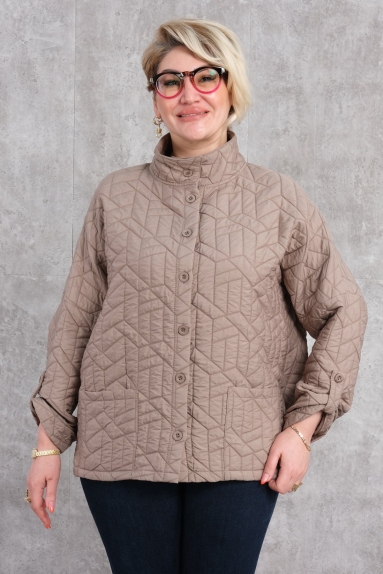  The product worn by the model is a plus-size womens short sports jacket in beige. It is available in sizes 42, 44, 46, and 48. The fabric content is 80% polyester and 20% cotton. It features a high collar and button front design, offering both comfort and style. The surface of the jacket is detailed with geometric patterns, giving it a modern look. The sleeves can be rolled up for different styles. This jacket is ideal for both sporty elegance and everyday use, standing out with its ease of wear.