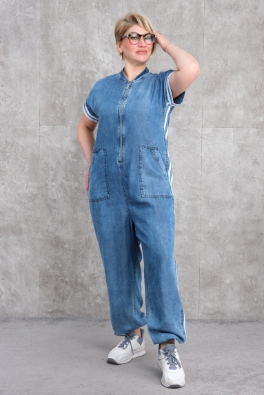  This product is a blue-colored sports jumpsuit designed for plus-size women. It is available in sizes 42, 44, 46, and 48. The fabric composition is 95% cotton and 5% lycra, providing flexibility and comfort. The jumpsuit features a front zipper detail and two large pockets on each side. The back of the jumpsuit is simple and straight, offering a comfortable and stylish look.