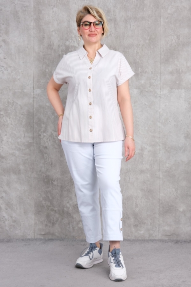  This plus-size womens sports suit combines elegance and comfort. The set worn by the model is designed in a stylish gray color. This suit is available in sizes 42, 44, 46, and 48, suitable for all body types. The fabric composition is 84% cotton, 13% polyester, and 3% lycra, making it flexible and comfortable to wear. It can be easily worn both for sports and daily activities.