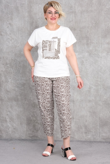  This plus-size womens twin set offers a unique and modern style. The suit, which comes in brown, has a fabric content of 95% cotton and 5% lycra, making it very comfortable and stretchy. The top is designed with chic prints on a white background. The bottom consists of brown pants with the same print. The size options are 42, 44, 46, and 48. It is a perfect choice for those looking for a casual and comfortable style.