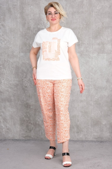  This plus-size womens set combines modern style with comfort. The salmon color provides a soft and vibrant look, making it a perfect choice for warm summer days. The top features a short-sleeve t-shirt with a simple yet stylish design. The pants offer a relaxed fit with energetic patterns. Made from 95% cotton and 5% lycra fabric, this set is breathable and stretchable, ideal for daily wear. Available sizes are 42, 44, 46, and 48.