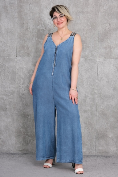  This blue plus-size womens sporty jumpsuit offers a soft and comfortable experience with its 100% cotton fabric. Available in various sizes (42, 44, 46, 48) to fit every body type. The front zipper design provides practical use, and the black and white stripe details on the shoulder straps give it a modern look. Its wide-leg design and flexible fabric ensure comfort throughout the day.