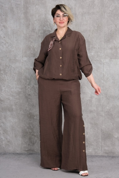  This plus-size womens two-piece set is an elegant and comfortable choice. The set, which comes in a brown color, consists of two pieces: a top and pants. The top features a loose fit, long sleeves, and buttons at the front. The fabric content is 65% cotton, 30% polyester, and 5% elastane, providing a soft and flexible wearing experience. The pants feature wide legs and buttons on the side, adding a modern touch. Available sizes are 42, 44, 46, and 48. This set is perfect for women looking for both comfort and style.