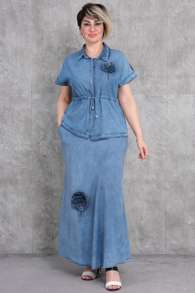  This stylish and comfortable plus-size womens two-piece set is a perfect choice to complement your everyday elegance. The product is blue and made from 100% cotton fabric, making it both lightweight and breathable.