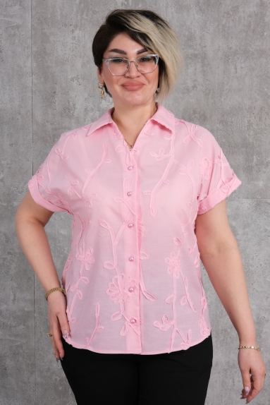  This plus-size womens shirt comes in a powder pink color and features a stylish and modern design. It is available in sizes 42, 44, 46, and 48. The fabric content is 80% cotton and 20% polyester. This short-sleeved button-up shirt offers a comfortable and airy wear. The embroidery details on the shirt add an elegant touch.