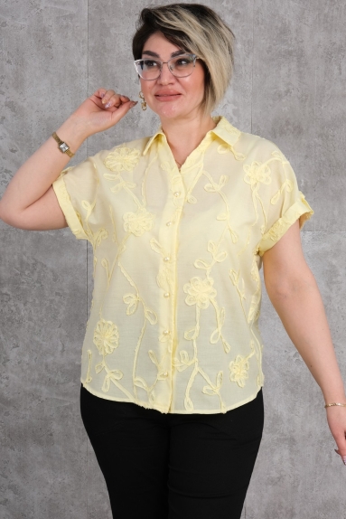  This plus-size womens shirt stands out with its elegant details. It offers a striking appearance with its yellow color. The shirt comes in sizes 42, 44, 46, and 48, providing a wide range of options. The fabric content is 80% cotton and 20% polyester, ensuring comfort and durability. The shirt features a button-up front and rolled sleeves that add to its chic look. Adorned with floral patterns, this shirt is ideal for women looking for a stylish yet comfortable outfit.