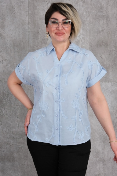  This product is an ideal choice for plus-size women looking for comfort and style. Available in blue color, this shirt is lightweight and breathable, made from 80% cotton and 20% polyester. With its short sleeves and button-down design, it is perfect for both casual wear and special occasions. Available sizes are 42, 44, 46, and 48.