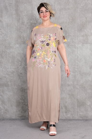  This Plus Size Womens Dress offers elegance with its beige color. The front features vibrant floral patterns. It has open shoulder details and short sleeves. The dress is comfortably cut and has side pockets. Available in sizes 42, 44, 46, and 48. The fabric composition is 80% cotton and 20% polyester, providing both comfort and lightness.