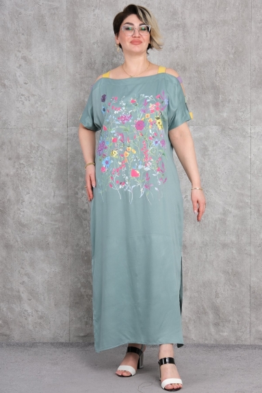  This stylish plus-size women’s dress is designed in khaki color, emphasizing comfort. The front is adorned with colorful floral patterns, adding an elegant touch to the dress. The dress features short sleeves with eye-catching shoulder details. Made from a blend of cotton and polyester, it is both breathable and durable. Available in various sizes (42, 44, 46, 48), this dress is ideal for wearing in spring and summer.