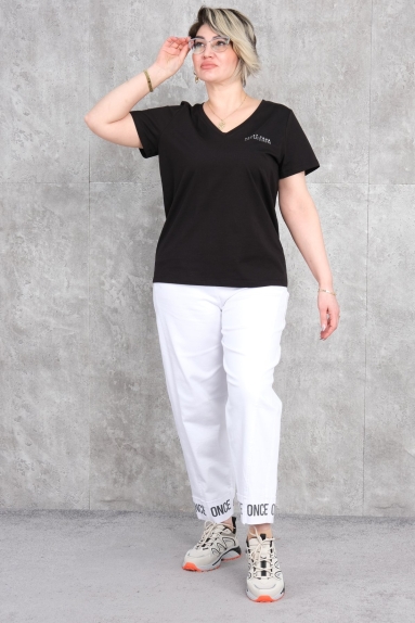  Our plus-size womens sports two-piece set comes in a stylish black color. The set offers comfortable wear with its fabric content of 80% cotton and 20% polyester. It provides a chic look from both the front and back views. Available sizes: 42, 44, 46, 48. The top features a V-neck and short sleeves. The pants have ONCE lettering details at the ankle.