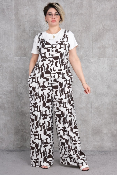  This plus-size womens dress offers a comfortable and stylish design in a brown color. The dress is made of a soft and stretchy fabric, consisting of 95% cotton and 5% lycra. Available in sizes 42, 44, 46, and 48. Its loose fit and modern pattern make it ideal for everyday wear. It features convenient pockets on both the front and the back.