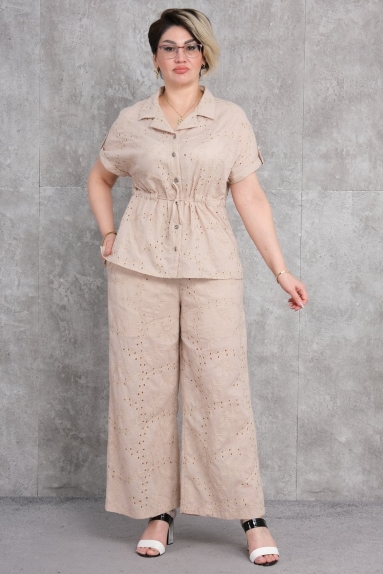  The product you see on the model is a plus-size womens beige two-piece set. This set is available in sizes 42, 44, 46, and 48. The fabric content is 100% cotton, ensuring both comfort and breathability. The top features button details and a stylish belt at the waist. The bottom piece has a wide-leg cut for comfortable wear. The perforated fabric design adds a stylish touch to the set.