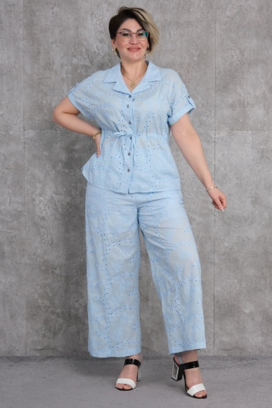  This product is a set designed for plus-size women, available in blue. The set is made of 100% cotton fabric and comes in four different sizes (42, 44, 46, 48). The top is short-sleeved with button details on the front and features a belt at the waist for added style. It has a shirt-style collar. The bottom part is designed as wide-leg pants. The lace embroidery on the fabric adds an elegant touch to the set.