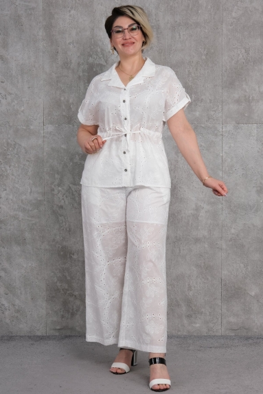  This plus size womens two-piece set combines comfort and elegance with its stylish white color. The top has short sleeves and a button-down front with drawstring details at the waist. The bottom part features wide-leg trousers, providing extra comfort. The entire set is made from 100% cotton, making it lightweight and breathable. Available sizes are 42, 44, 46, and 48.