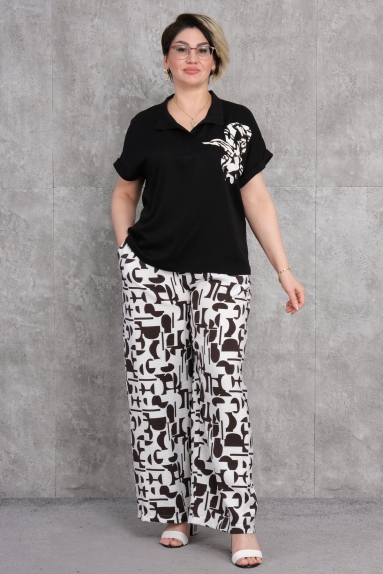  This plus size womens two-piece set offers a comfortable and stylish option. The top part is black in color and short-sleeved. There is an elegant print detail on the chest area. The bottom part consists of wide-leg trousers with brown geometric patterns on a white background. The fabric content is 80% cotton and 20% polyester, making it soft and comfortable. The available sizes for this set are 42, 44, 46, and 48. This set, which combines comfort and elegance, is ideal for daily use.
