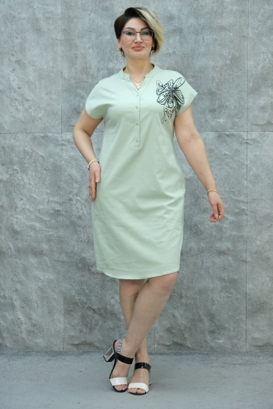  This plus size womens dress stands out with its elegant and comfortable design. The dress is green and is available in sizes 42, 44, 46, and 48. The fabric content is 75% polyester, 20% cotton, and 5% lycra, which adds elasticity and comfort to the dress. There are button details on the front and a delicate flower pattern on the shoulder area. It is suitable for both daily use and special occasions.