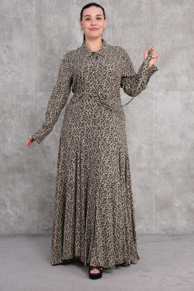  This long dress is specially designed for plus-size women, combining elegance and comfort with its beige color. The dress is available in sizes 42, 44, 46, and 48, offering a suitable option for every body type. The 100% cotton fabric is skin-friendly and ensures comfortable wear. The front buttons and the waist belt detail give the dress a modern and elegant touch. Its long sleeves make it suitable for cooler weather as well. The black floral patterns on a white background add a lively appearance to the dress.