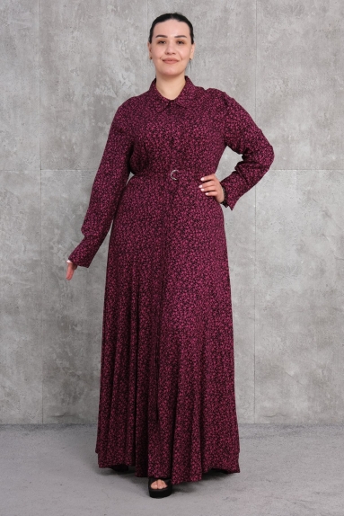 This long dress is designed for plus-size women and comes in a beautiful purple color. The dress is made from 100% cotton fabric, making it comfortable and breathable. Available in sizes 42, 44, 46, and 48, it features button details on the front and a simple belt for a chic look. The long sleeves and full-length cut make it suitable for both everyday wear and special occasions. The back of the dress shows its fluid and drapey structure.