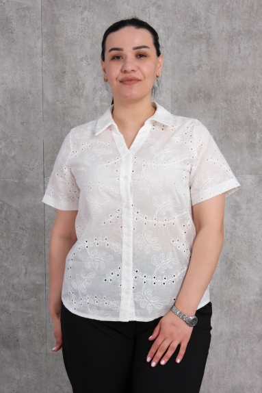  This plus-size white womens shirt offers an elegant and comfortable wearing experience. The fabric content of the shirt is 75% cotton, 20% polyester, and 5% lycra, providing flexibility and comfort. The shirt has a short-sleeve and button-down design, making it suitable for both casual and chic outfits. The perforated patterns and leaf motifs add extra elegance to the shirt. Available sizes: 42, 44, 46, 48.