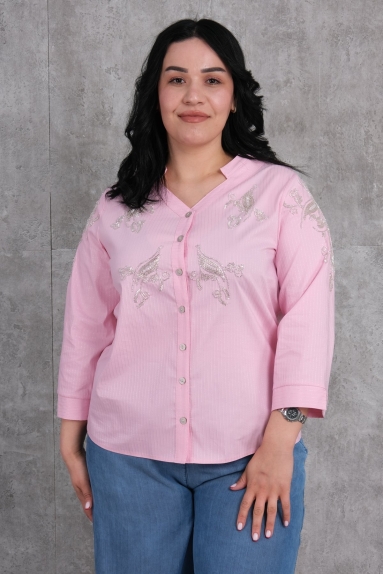  تأتي هذه القميص النسائية مقاس كبير بلون وردي أنيق وتصميم أنيق. تتوفر المقاسات 42، 44، 46، و 48. تركيب القماش هو 80٪ بوليستر و 20٪ قطن، مما يضمن الراحة والمتانة. يتميز القميص بتفاصيل الأزرار من الأمام وزخارف تطريزية، مما يضفي لمسة من الأناقة. ملاءمة مريحة ونسيج ناعم تجعلها مثالية للاستخدام اليومي.