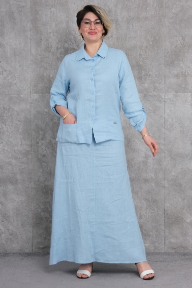  هذا هو طقم نسائي مقاس كبير يتكون من قطعتين. يأتي بلون أزرق مع خيارات مقاسات 42، 44، 46، و48. القماش مصنوع من القطن 100%. الجزء العلوي يحتوي على أزرار وأكمام طويلة. الجزء السفلي كامل الطول وواسع. يوفر ارتداء مريح وأنيق.