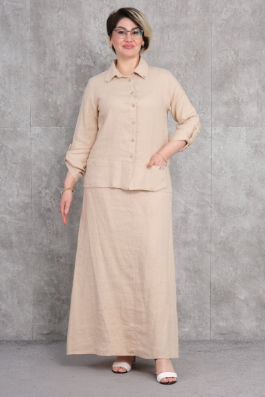  هذا الطقم النسائي كبير الحجم ذو اللون البيج مصنوع من قماش قطني 100%، مما يجعله مريحًا للغاية ومناسبًا للتهوية. يتوفر الطقم بمقاسات 42 و44 و46 و48. الجزء العلوي به أزرار وأكمام طويلة يمكن طيها وتثبيتها بأشرطة الأساور. الجزء السفلي عبارة عن تنورة طويلة وعريضة، مما يتيح حرية الحركة. هذا الطقم يعد خيارًا مثاليًا لمن يبحث عن الراحة والأناقة في نفس الوقت.
