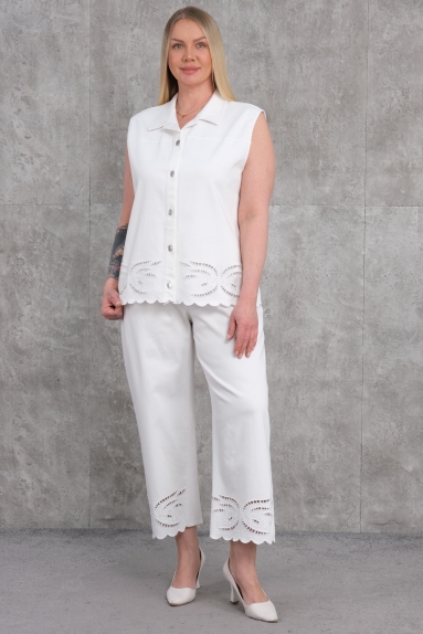  Bu büyük beden kadın ikili takım, beyaz renkte ve özellikle yaz ayları için idealdir. Takım, %75 pamuk, %20 polyester ve %5 likra içeriği ile rahat bir kullanım sunar. Üst parça düğmeli ve kısa kolludur. Alt parça ise bol kesim pantolondan oluşur. Dantel detaylarıyla hoş bir şıklık katar. Beden seçenekleri 42, 44, 46 ve 48 olarak mevcuttur.