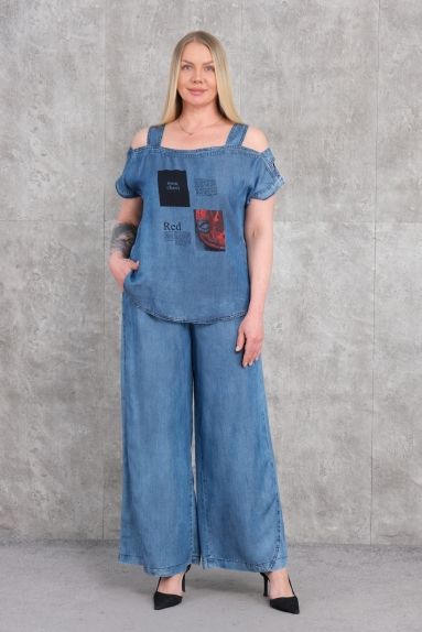  Bu büyük beden kadın spor ikili takım, rahatlık ve şıklık arayan kadınlar için ideal bir seçimdir. Ürün, %100 pamuktan üretilmiştir ve mavi renktedir. Hem üst hem alt parça geniş kesimlidir, bu da maksimum hareket özgürlüğü ve konfor sağlar. Üst kısmı kısa kolludur ve hafif delikli detaylara sahiptir, bu da ona zarif bir görünüm kazandırır. Alt kısmı ise geniş paçalı bir pantolondur. Takım, 42, 44, 46 ve 48 beden seçenekleri ile sunulmaktadır.