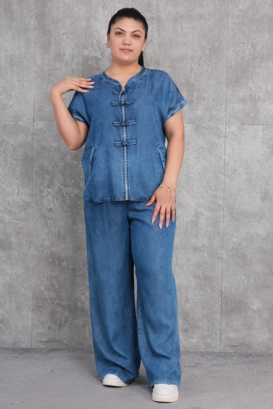  The product seen on the model is a plus-size womens blue sports two-piece set. The top part provides a comfortable and stylish look. It is particularly notable for its short sleeves and button details on the front. The bottom part is designed as wide-leg pants. The fabric content is 100% cotton, which ensures high comfort and breathability for the wearer. The available sizes are 42, 44, 46, and 48.