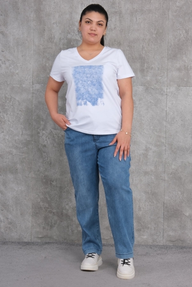  This product is a plus-size womens sports two-piece set in blue. The set is made of a high cotton content (95%) and a small amount of lycra (5%), providing comfortable and stretchy wear. The product is available in sizes 42, 44, 46, and 48. The high cotton content of the fabric ensures breathability, and the lycra content enhances flexibility, making it comfortable to wear throughout the day. The top piece features a simple and elegant design with a V-neckline, offering a modern look. The bottom piece has a relaxed fit, making it ideal for everyday use.